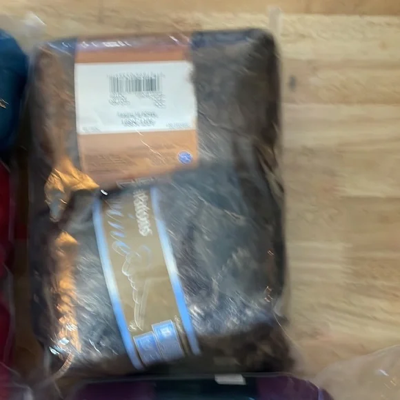 New Bundle Of Yarn Different Color - Picture 9 of 11